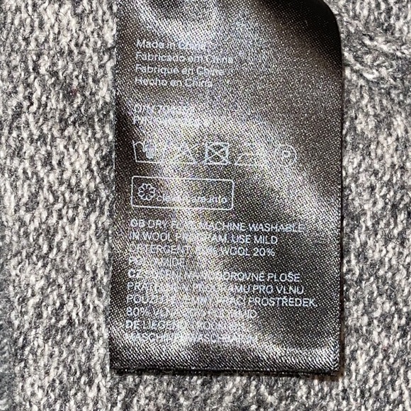 H and M Men’s Gray Heather Pullover Sweater - Picture 7 of 7